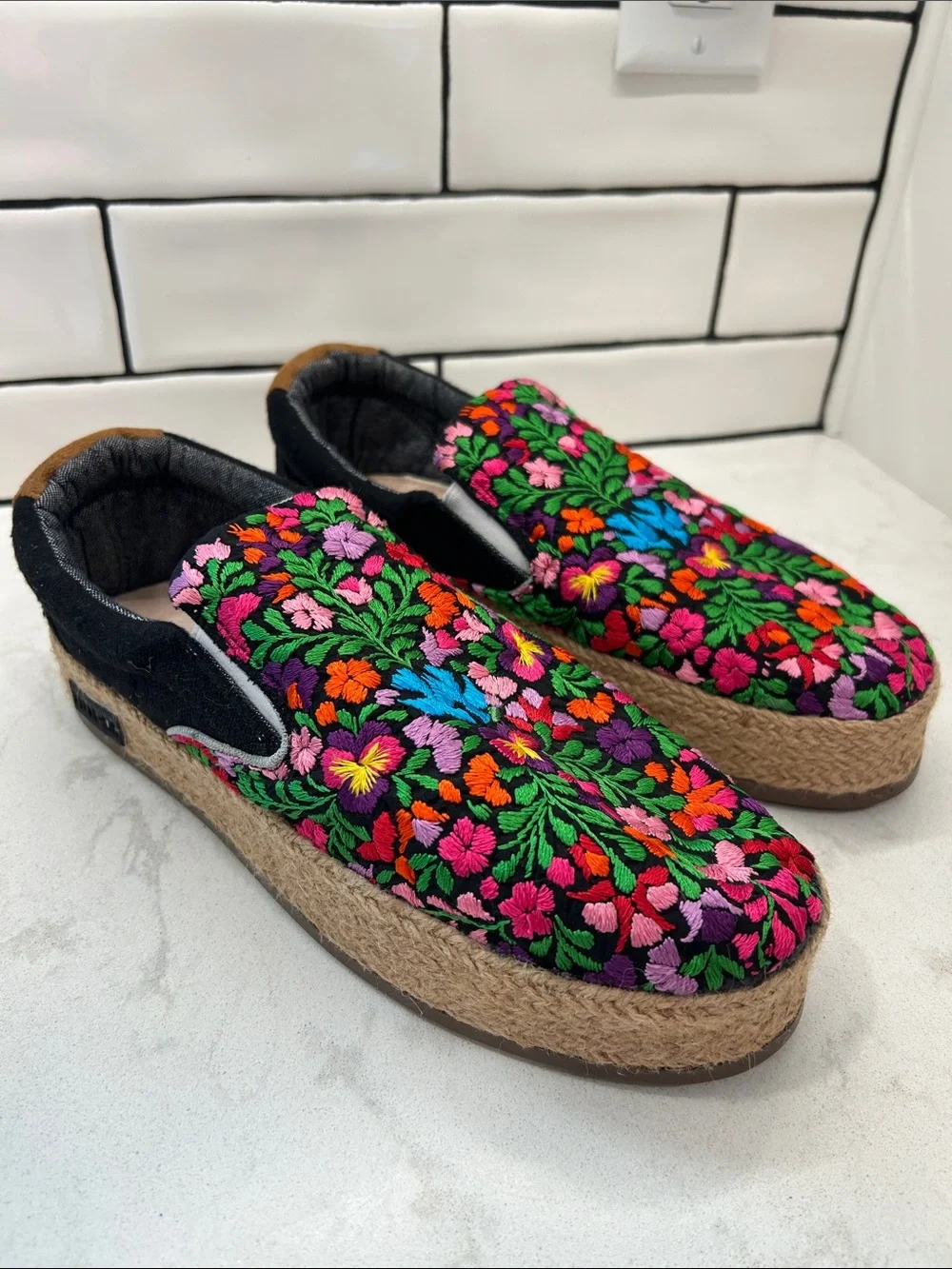 Zipak-Na San Antonino Multicolor Floral Embroidery Sneakers Espadrille Size 9
